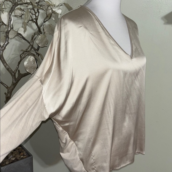White House Black Market Cream Blouse - Picture 3 of 4